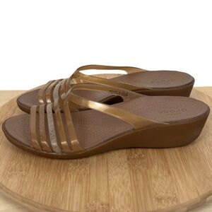 Crocs Isabella Mini Wedge Sandals – Women’s Size 8 – Bronze Multi-Strap Slide